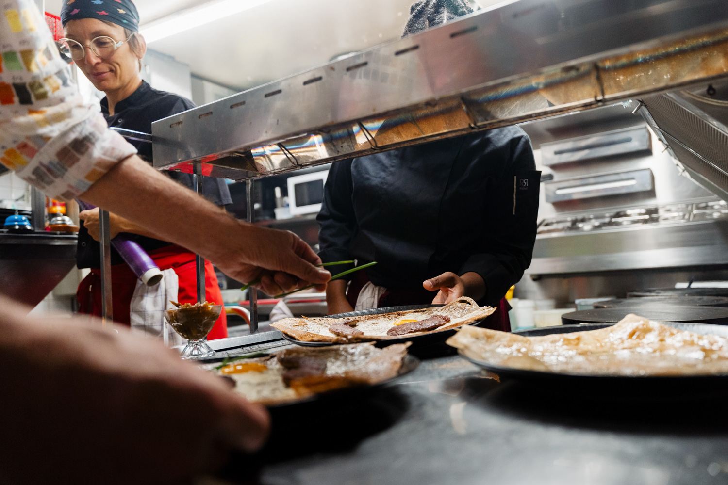 Reportage en plein service à la Crêperie du Port, par Cathy Line